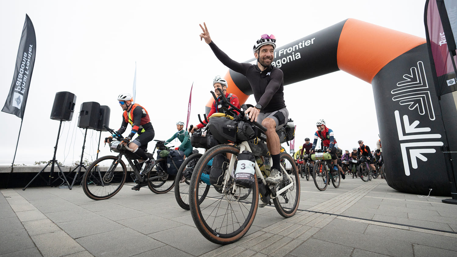 Ciclistas iniciando la Final Frontier Patagonia