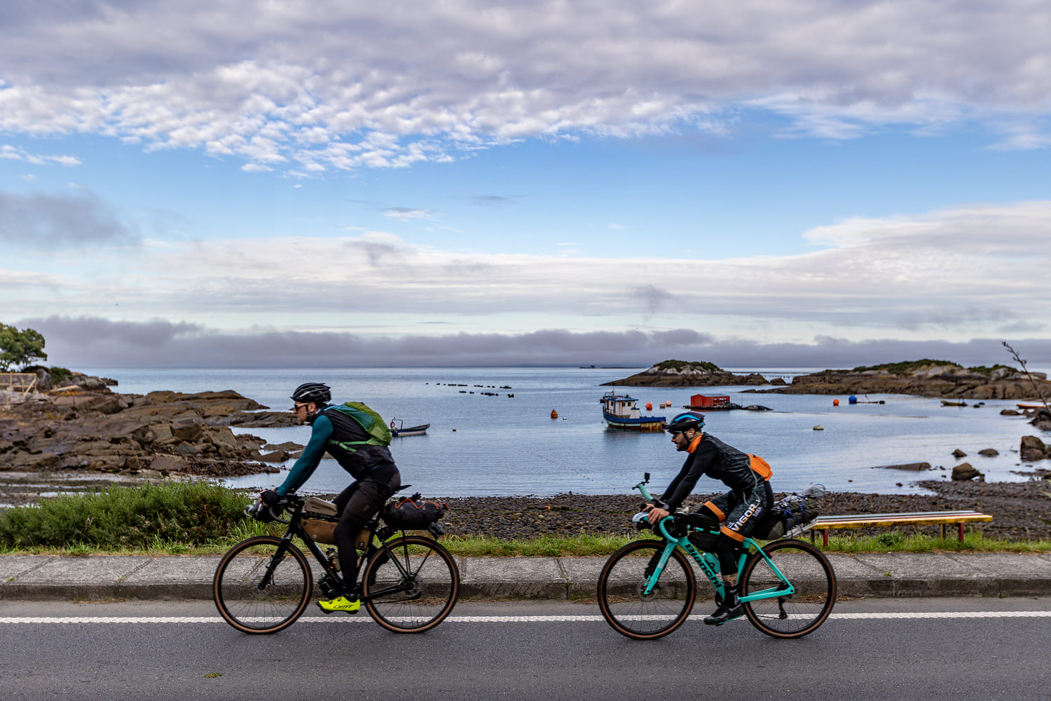 Ciclistas participando en un evento deportivo
