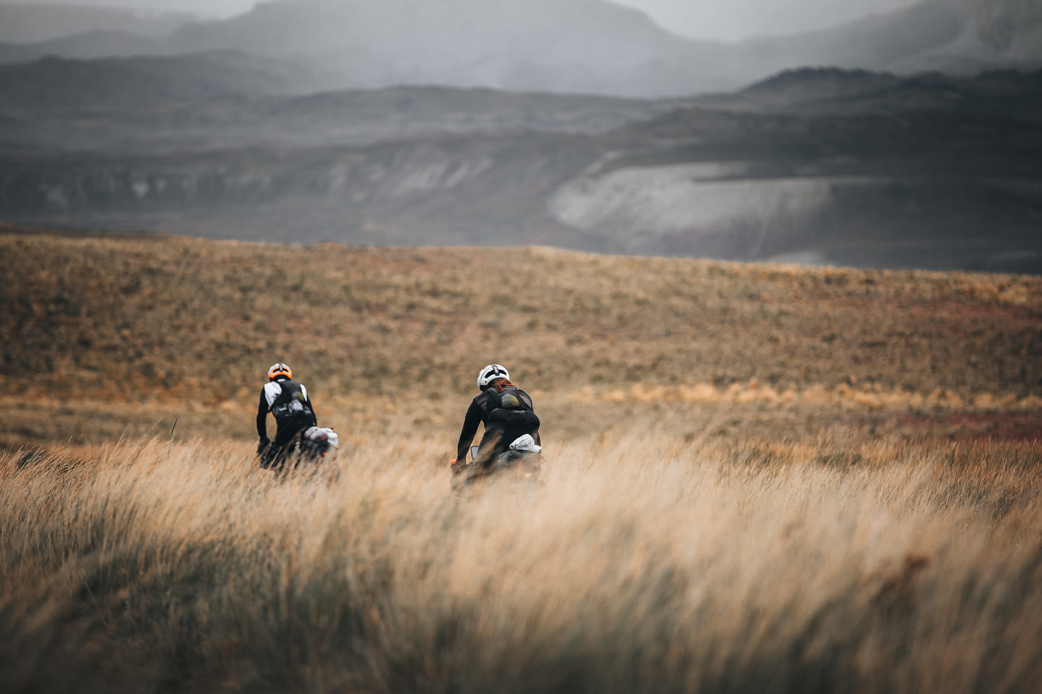 Ciclistas de Austral Trails recorriendo un entorno remoto