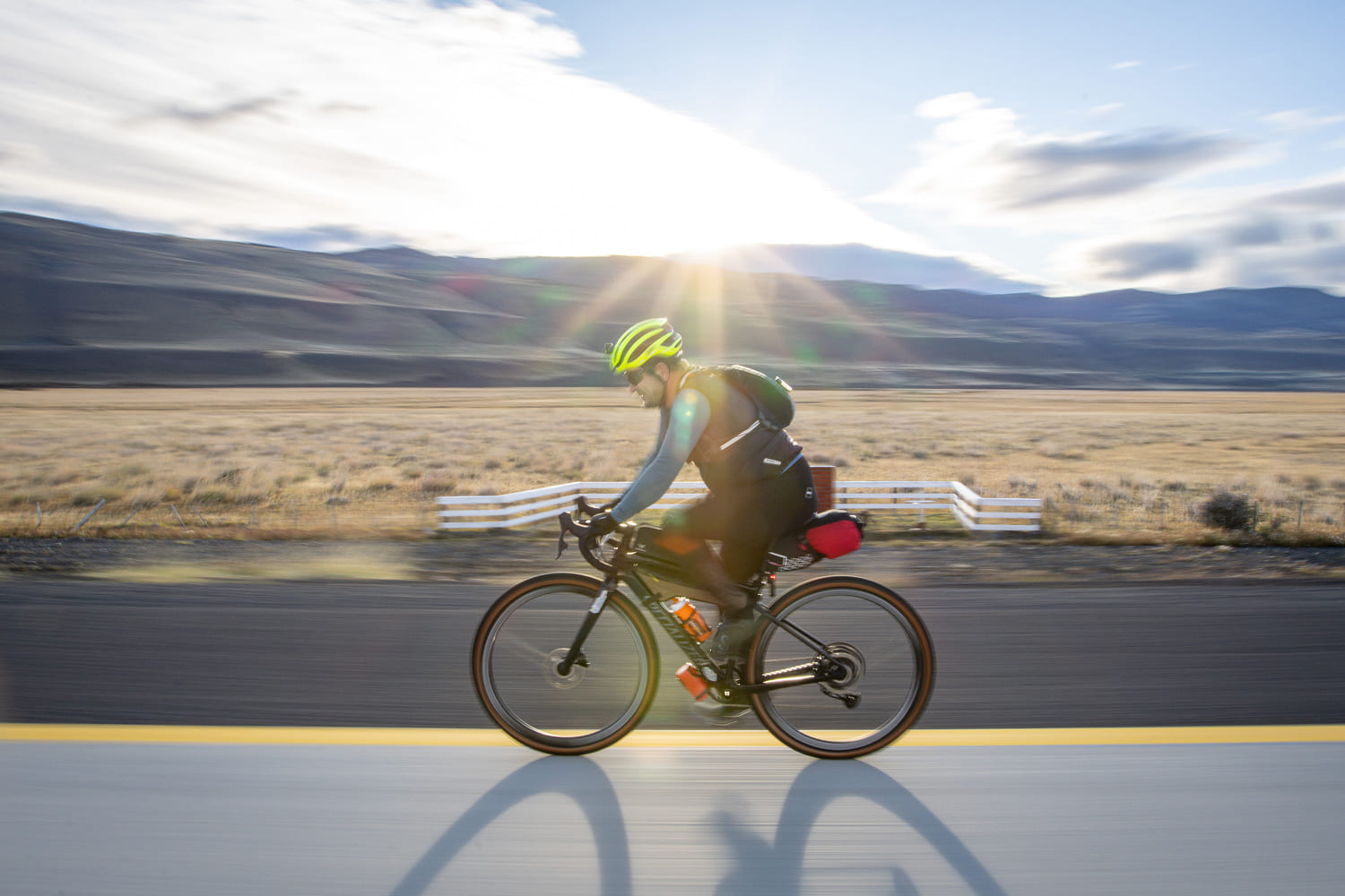 Ciclista recorriendo Gravel del Fuego